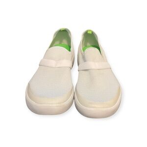 Women's OOFOS OOmg eeZee low slip-on recovery shoes in white, size 10